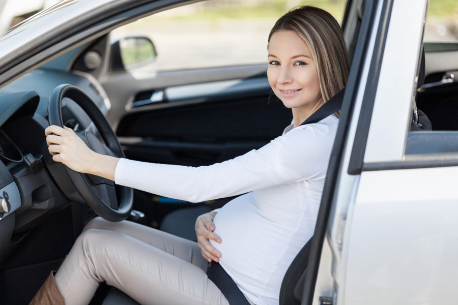 Беременная женщина за рулем автомобиля