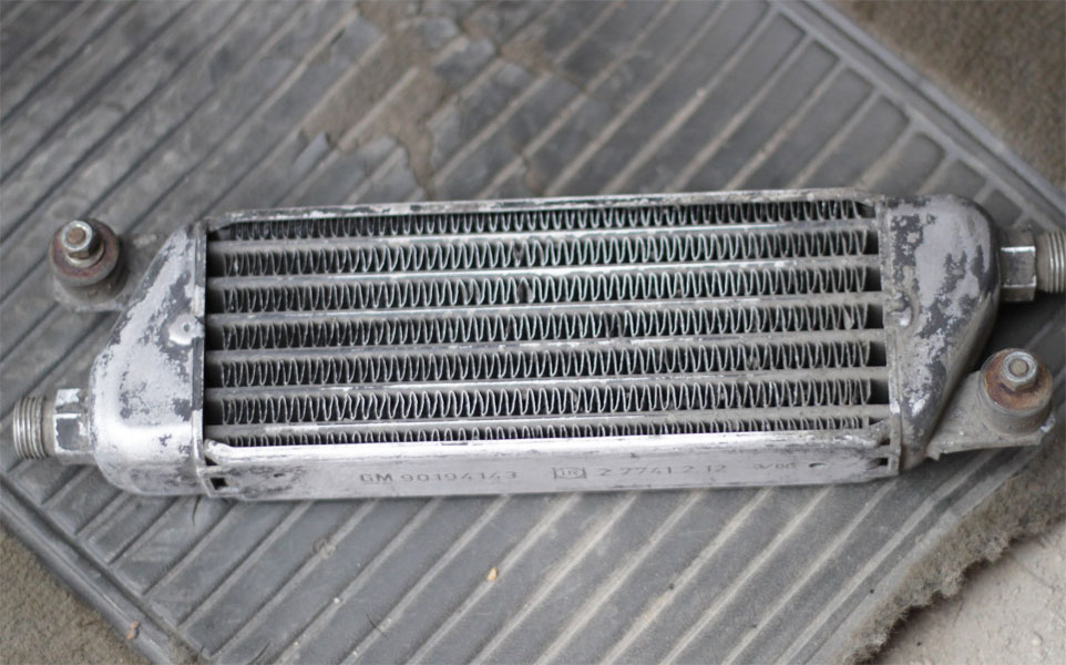 Дополнительный масляный радиатор двигателя