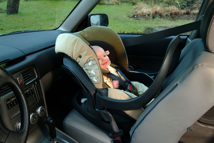 Можно ли перевозить ребёнка на переднем сиденье автомобиля