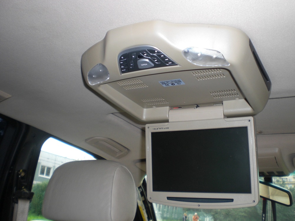 Потолочный монитор в машине