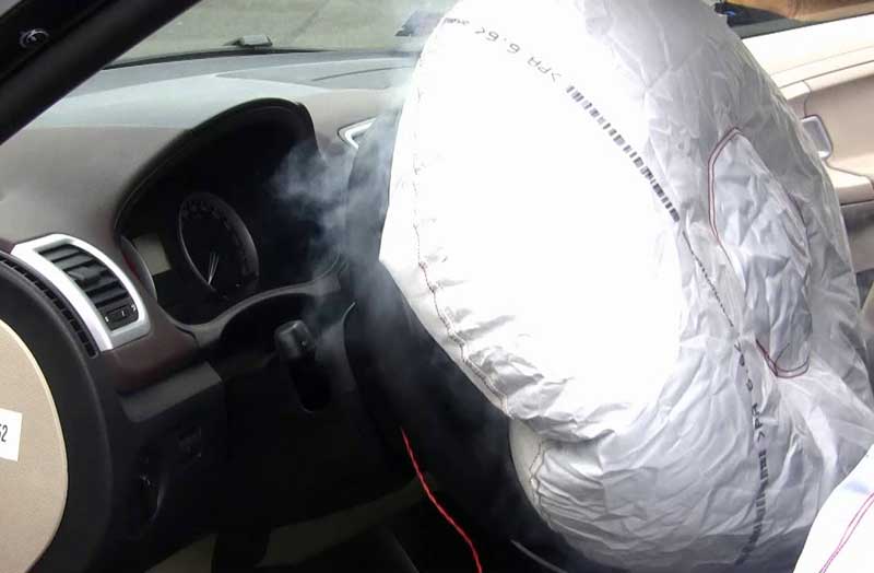 Подушка безопасности в машине