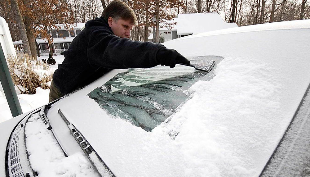 Правильное очищение авто от снега и льда
