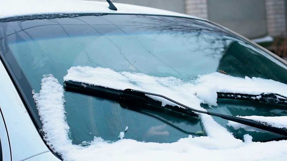 Автомобильные дворники чистят лобовое стекло от снега
