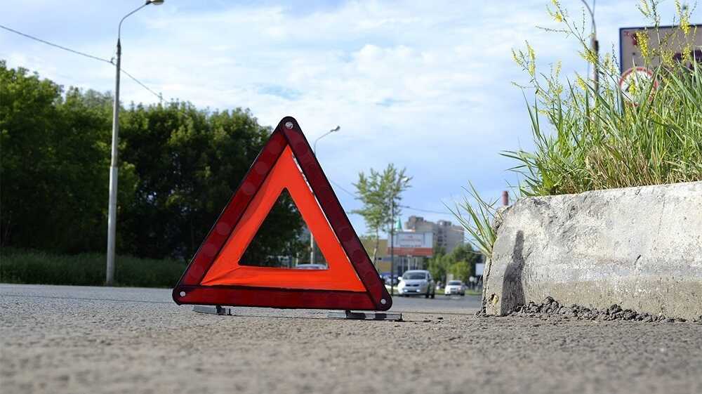 Красный треугольник на дороге