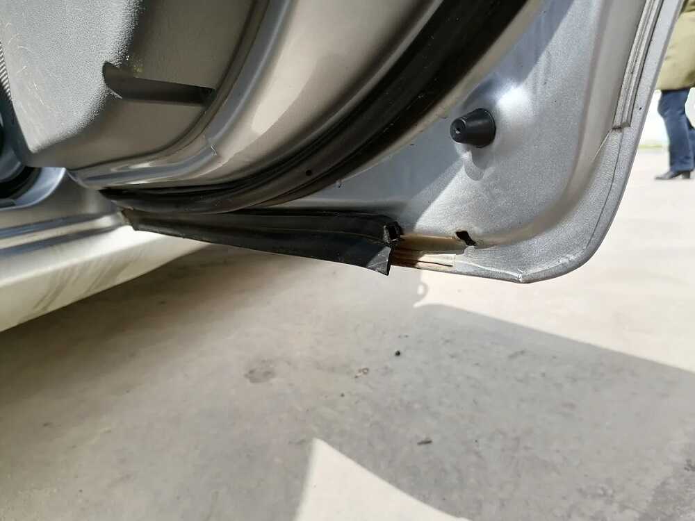 Водоотвод в дверце автомобиля