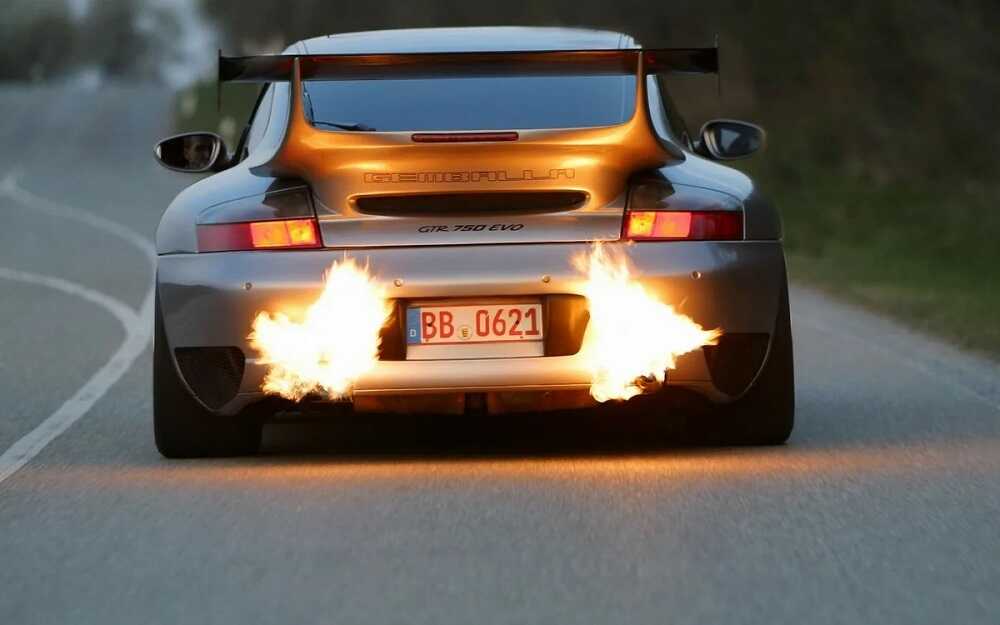 Автомобиль с двойным пламенем из выхлопных труб