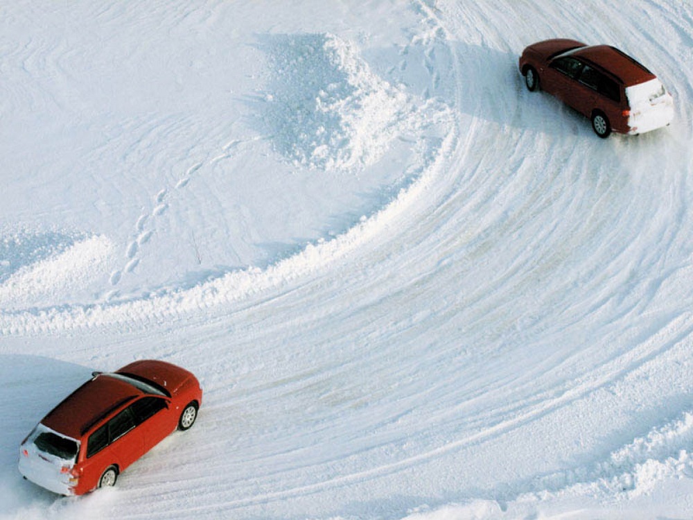 Автомобиль на снежной дороге