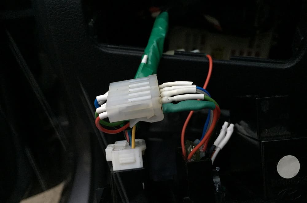 Подключенные провода автокорректора света
