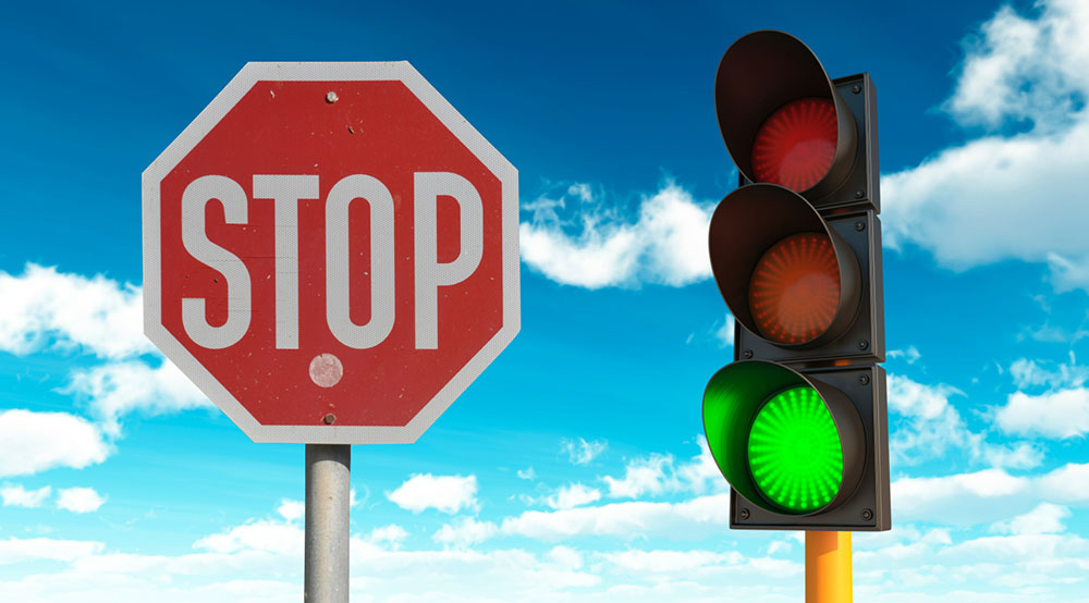 Знак «Стоп» и светофор